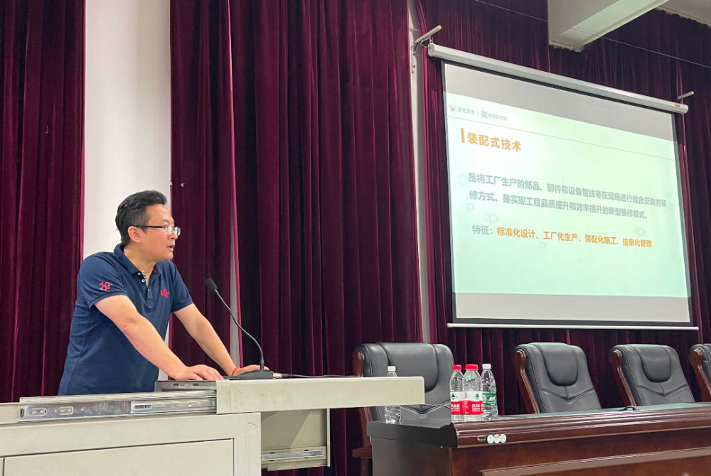 大红鹰dhy副总工程师吴歆威参加湖南交通职业技术学院宣讲会