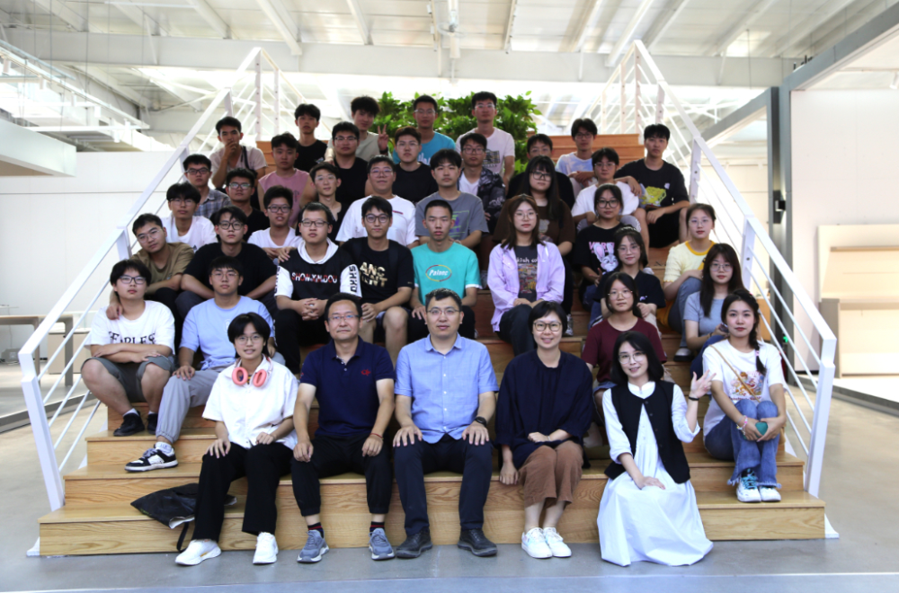 石家庄铁道大学工业设计系师生到大红鹰dhy产业园参观考察