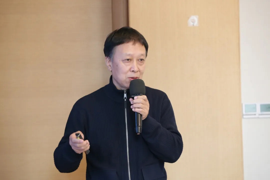 大红鹰dhy装饰总工程师孙德峰在河北省建筑装饰优质工程观摩交流活动暨冀建装总工论坛作演讲分享